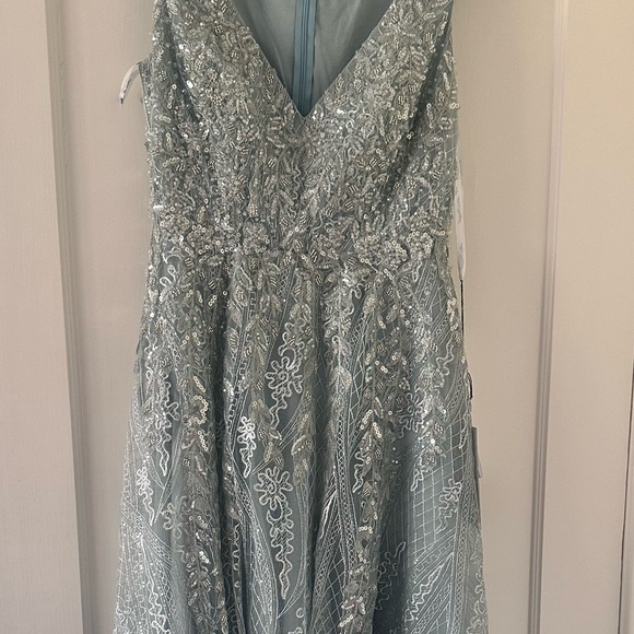 STUNNING MAC DUGGAL SLEEVELESS GOWN - Picture 6 of 9